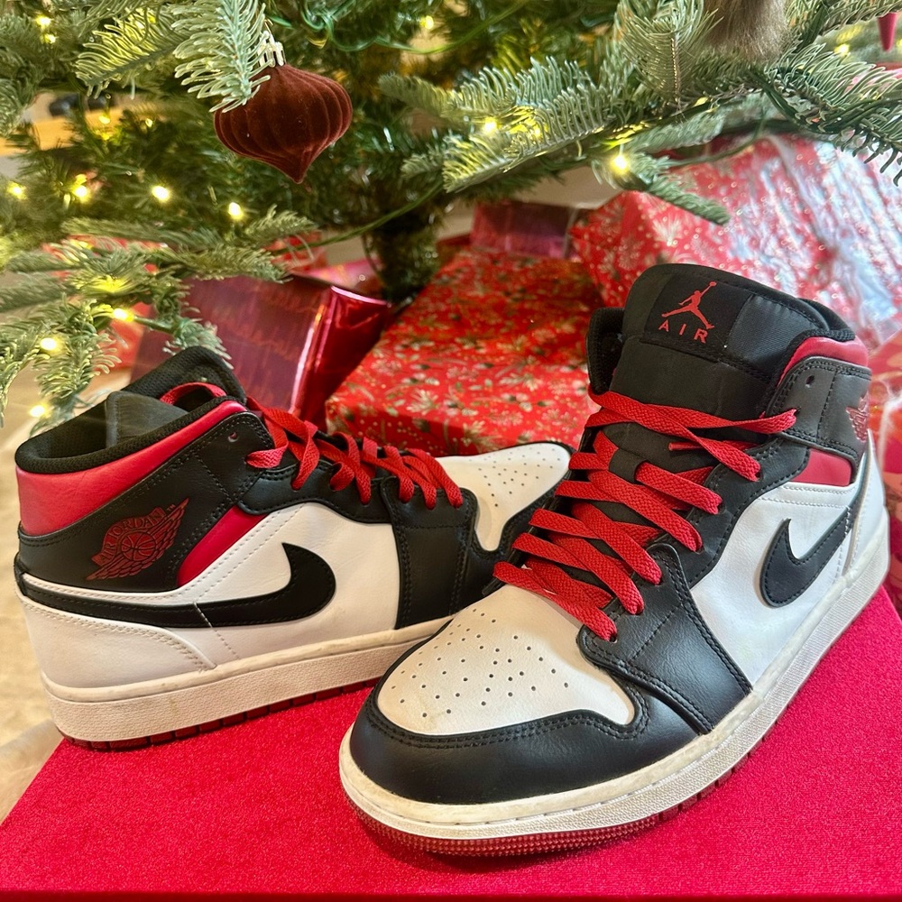 Men’s Air Jordan Retro/Mid Casual Shoe 
Size 9.5
